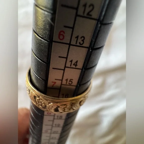 14k gold Artcarved wedding ring - Picture 9 of 10